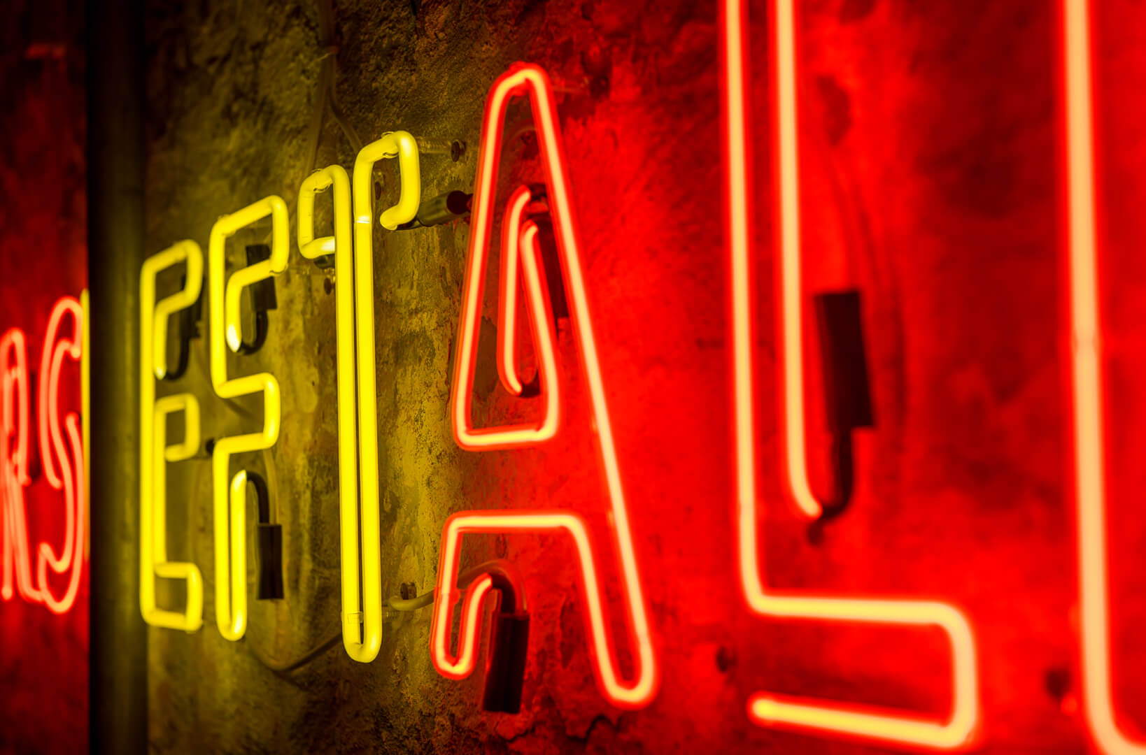 neon sul muro-neon-giallo-rosso-neon